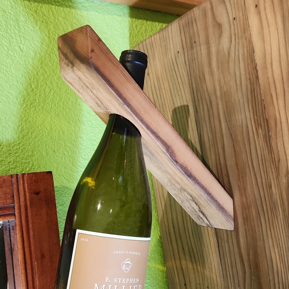 Wine bottle holder